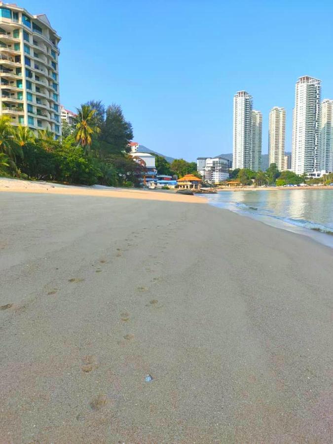 G&T'S Beach Front Villa Танджунг-Бунга Экстерьер фото