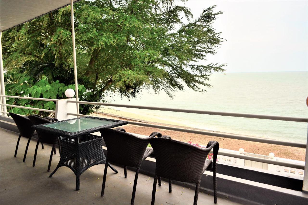 G&T'S Beach Front Villa Танджунг-Бунга Экстерьер фото