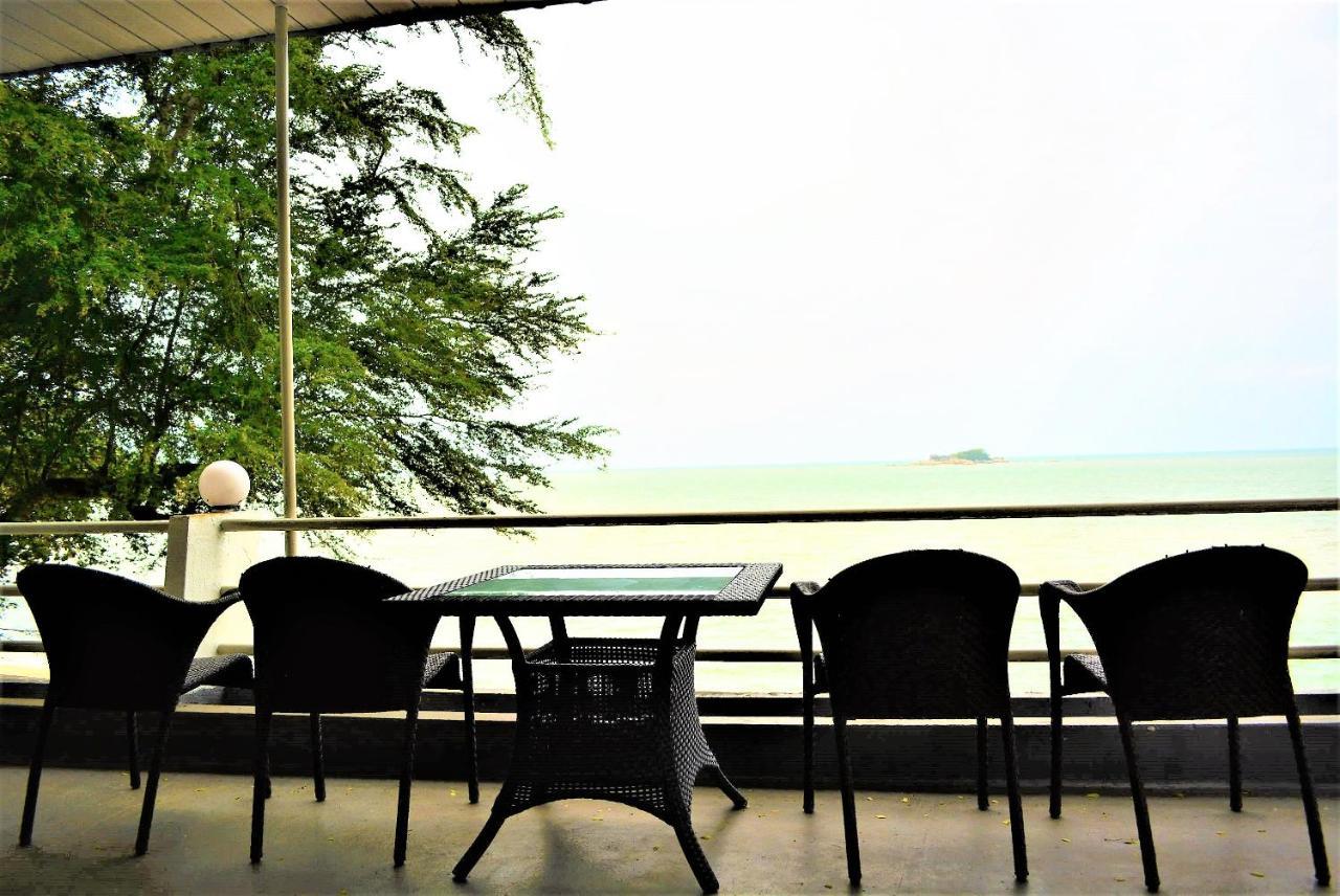 G&T'S Beach Front Villa Танджунг-Бунга Экстерьер фото