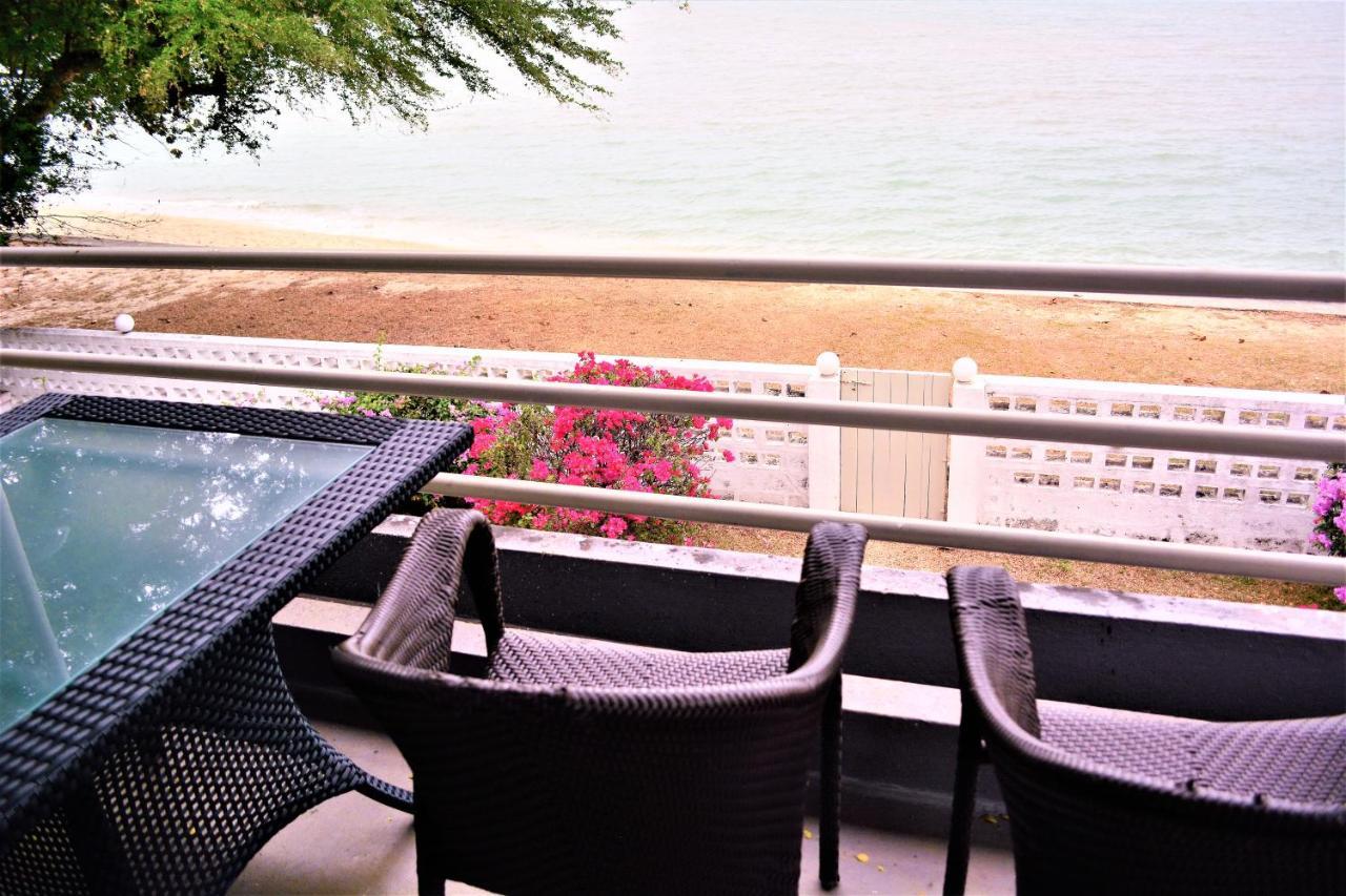 G&T'S Beach Front Villa Танджунг-Бунга Экстерьер фото