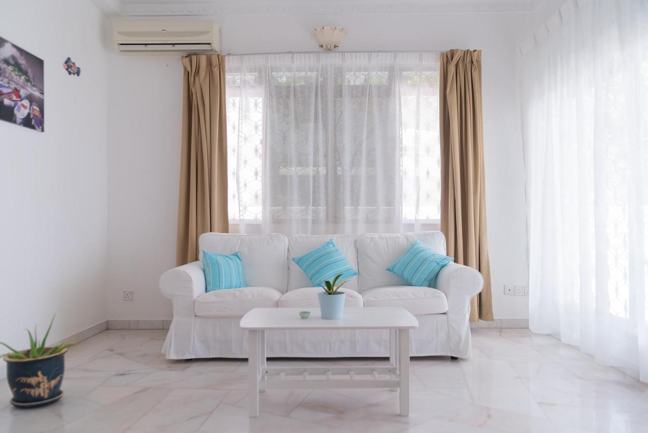 G&T'S Beach Front Villa Танджунг-Бунга Экстерьер фото